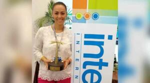 Ximena Villegas, Interval’s director of business development for Mexico, holding the Palmera de Oro award presented during the Mexican Resort Development Association Conference in Mazatlán.