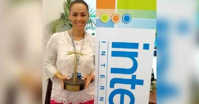 Ximena Villegas, Interval’s director of business development for Mexico, holding the Palmera de Oro award presented during the Mexican Resort Development Association Conference in Mazatlán.