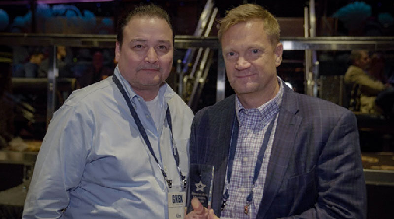 Alex Gata (l) and Stephen Green accept SPI award for “Best Business Product.”