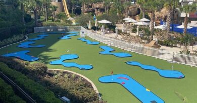 The Orlando Marriott chose blue turf for their portable 18-hole MiniLinks™ golf course from Adventure Golf & Sports to contrast the course against their green lawn and be easily seen by guests.